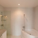 Three-Bedroom Suan Tua Apartment Layan-relaxing in bath coner
